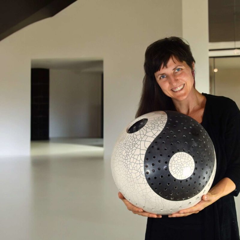 Lampada in ceramica Raku creata a mano yin yang di nevenka martinello